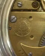 Y detalla de sello en máquina.webp