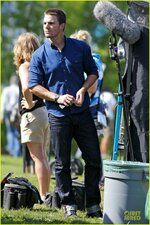 phen-amell-kiss-from-katie-cassidy-on-arrow-set-03.jpg