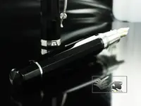 n-Pen-Paragon-Noir-Black-Resin-O02A0043-O02A0043-7.webp